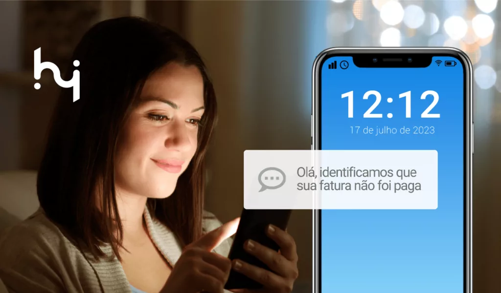 mulher recebendo sms marketing de uma empresa.